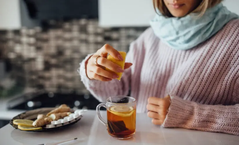 Chá para tosse seca calmante, natural e com ingredientes acessíveis