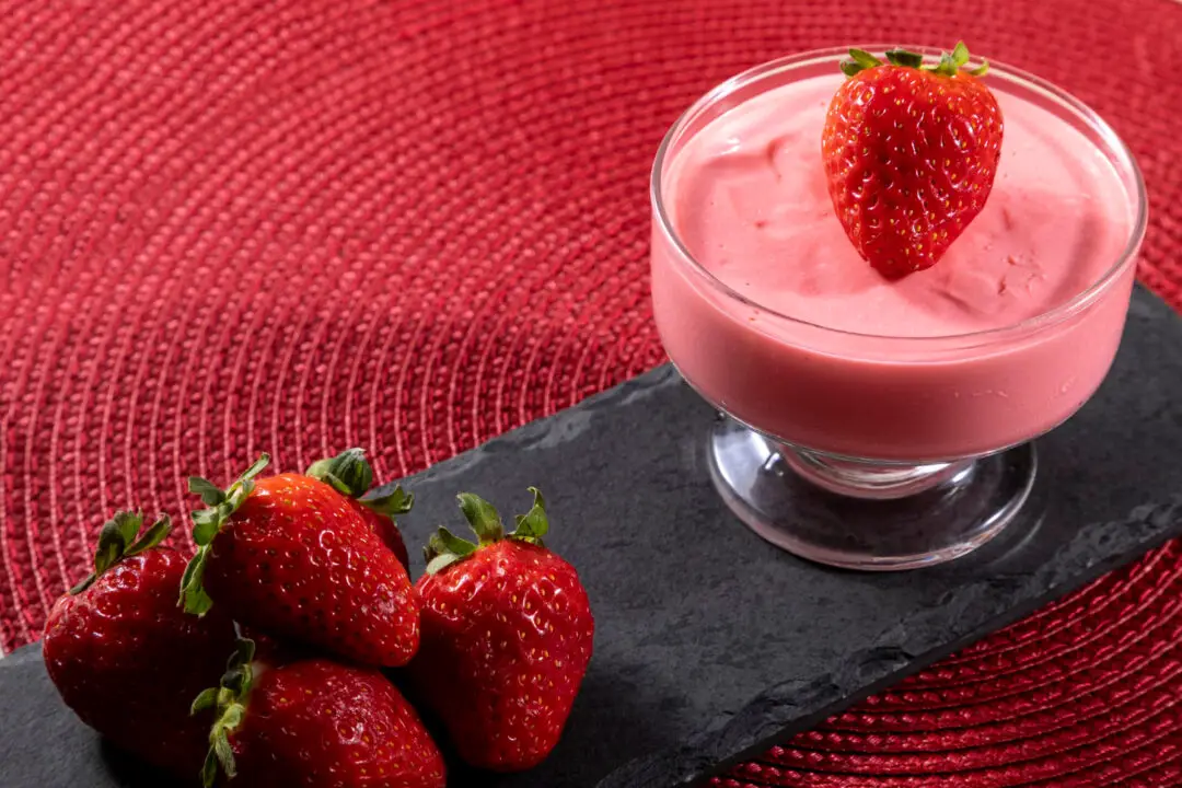 Mousse de morango leve, aerada e cheia de sabor natural