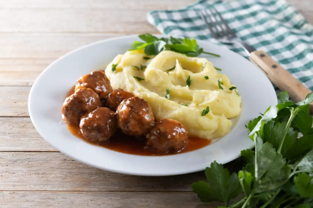 Almôndegas com purê de batata com sabor de casa e conforto em cada garfada