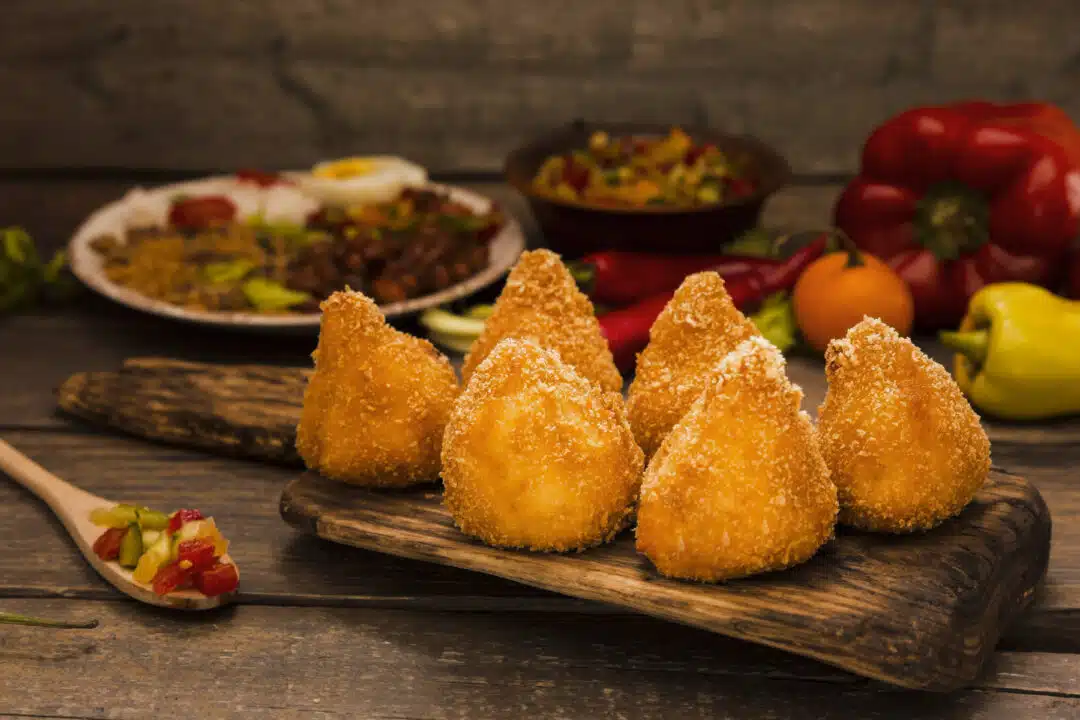Coxinha Tradicional: O Encanto da Cremosidade e Crocância Brasileira