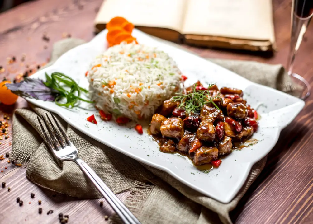 Arroz com músculo macio e saboroso, perfeito para uma refeição completa e aconchegante