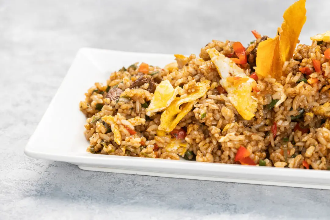 Arroz com suã com sabor caipira, carne macia e aquele gostinho de comida feita no fogão à lenha