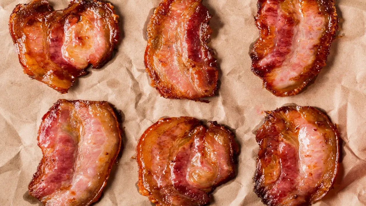 Bacon assado crocante e sequinho com muito sabor e menos sujeira