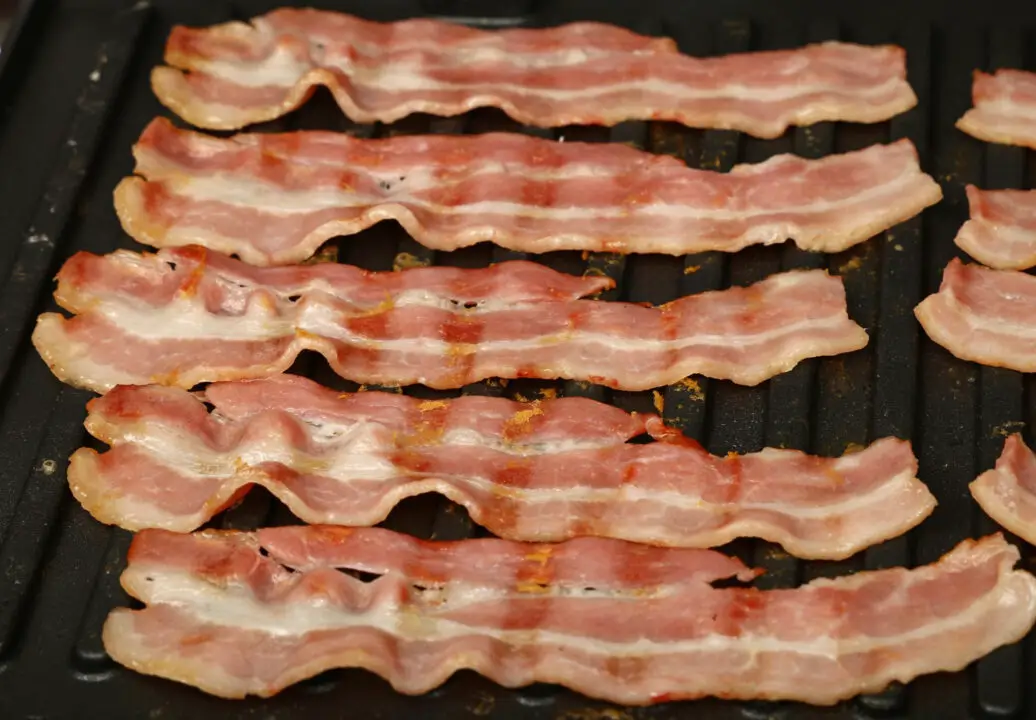 Bacon assado crocante e sequinho com sabor irresistível de lanche de infância