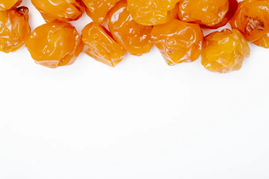 Balas de coco caramelizadas com crocância por fora e maciez por dentro