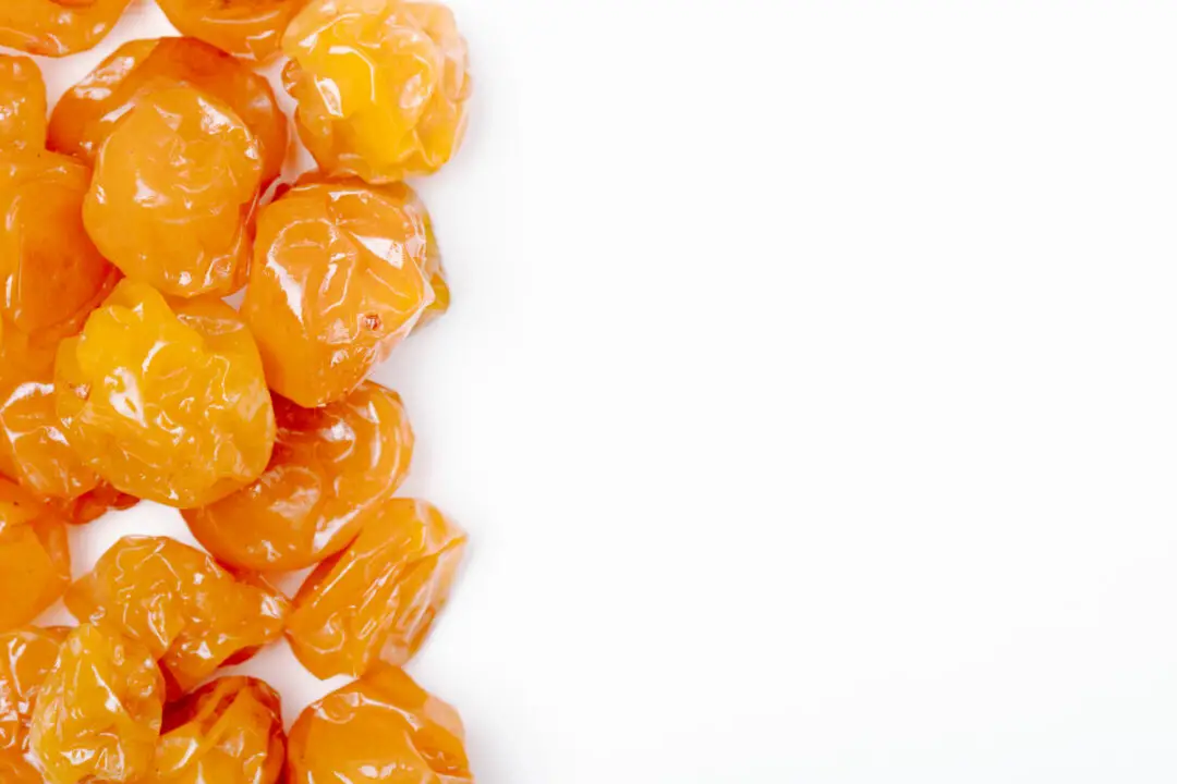 Balas de coco caramelizadas que derretem na boca e lembram doce de vó nas festinhas