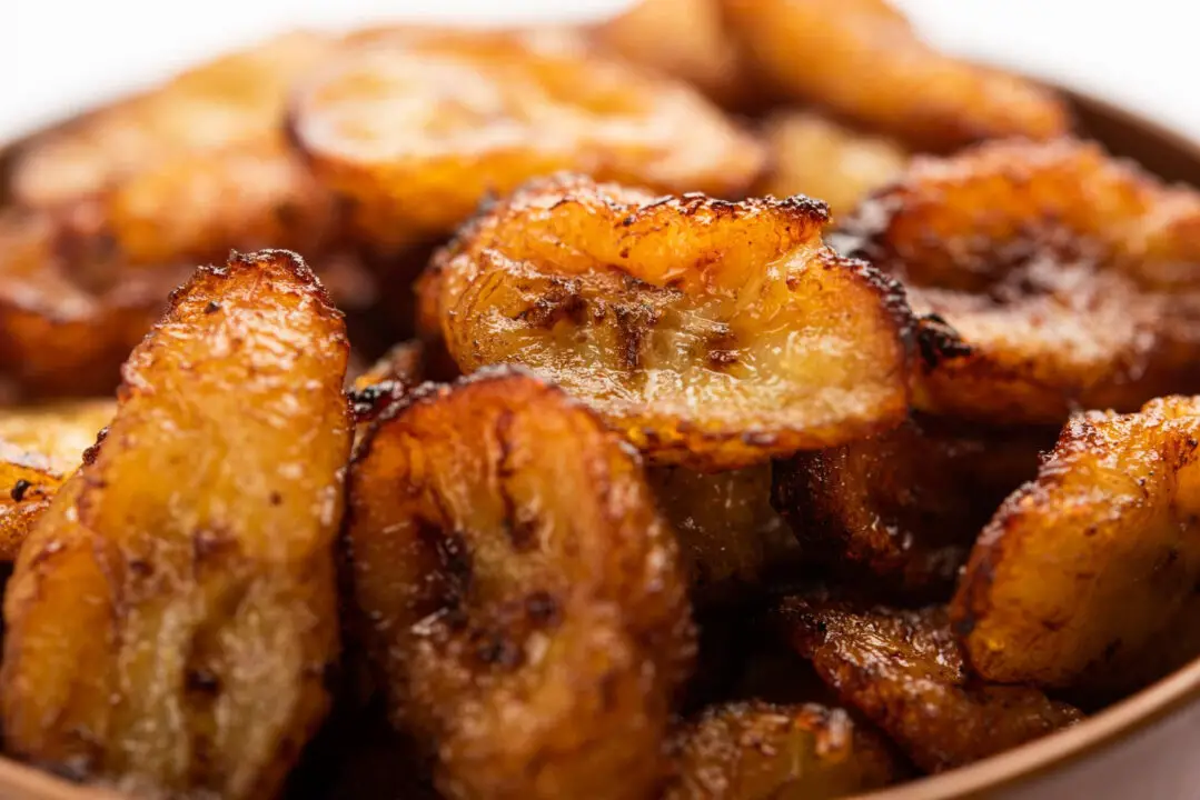 Banana da terra caramelizada com gostinho de casa de vó e calor de fogão à lenha