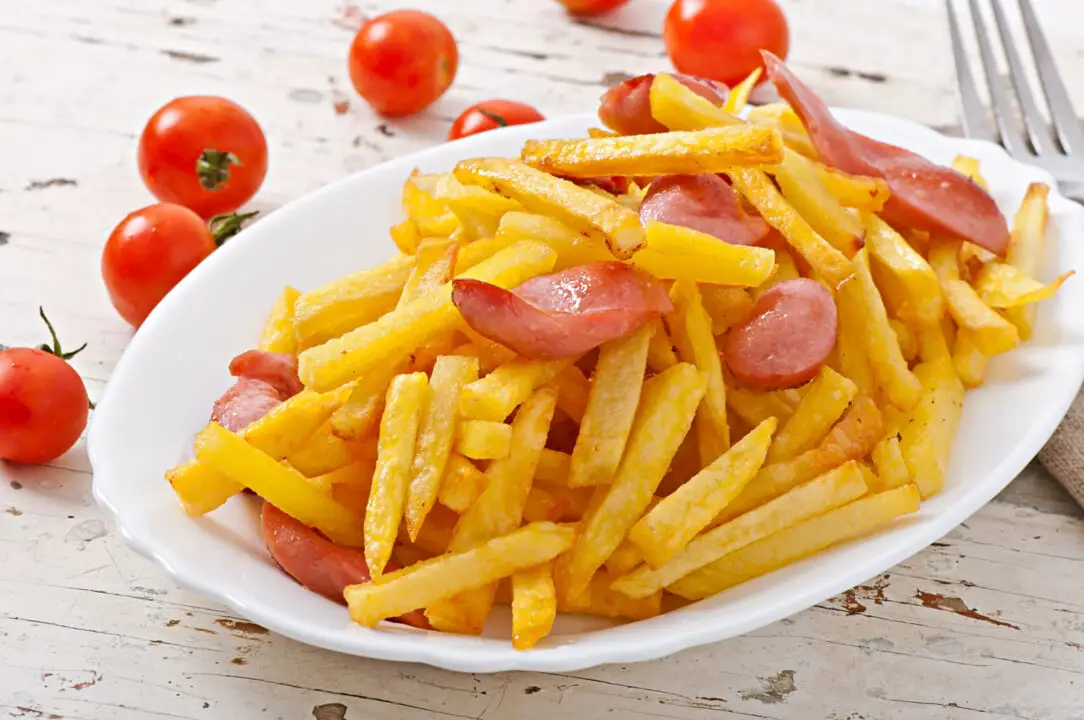 Batatas fritas com calabresa crocantes e cheias de sabor de boteco