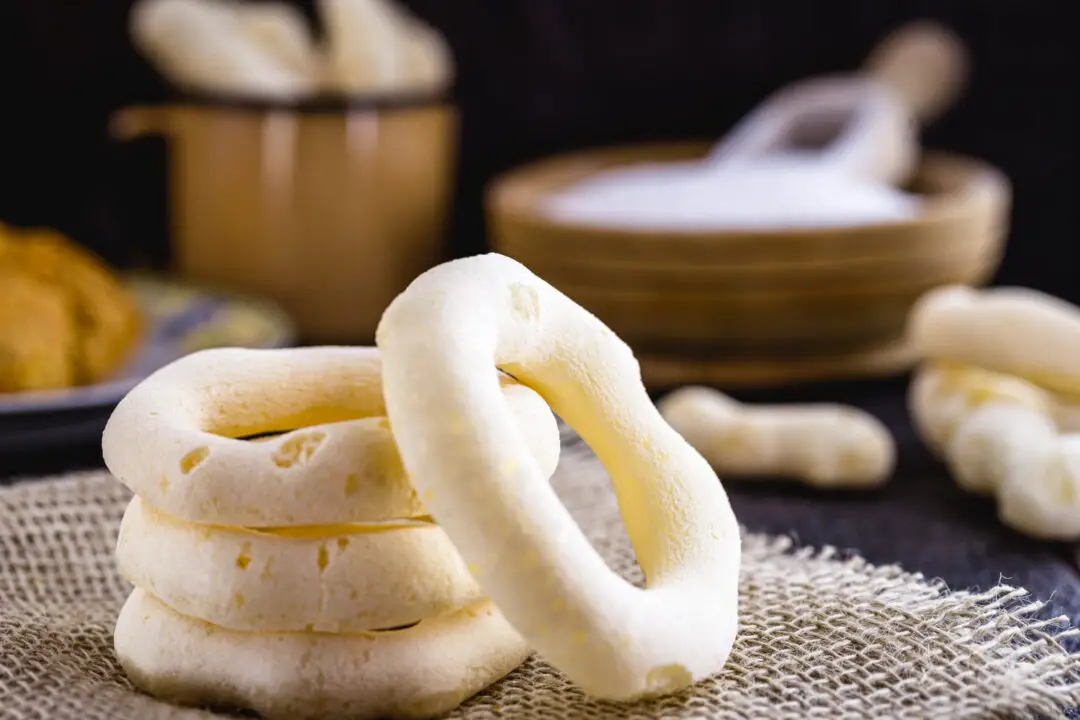 Biscoito de polvilho assado fácil e rápido com sabor de lanche de infância