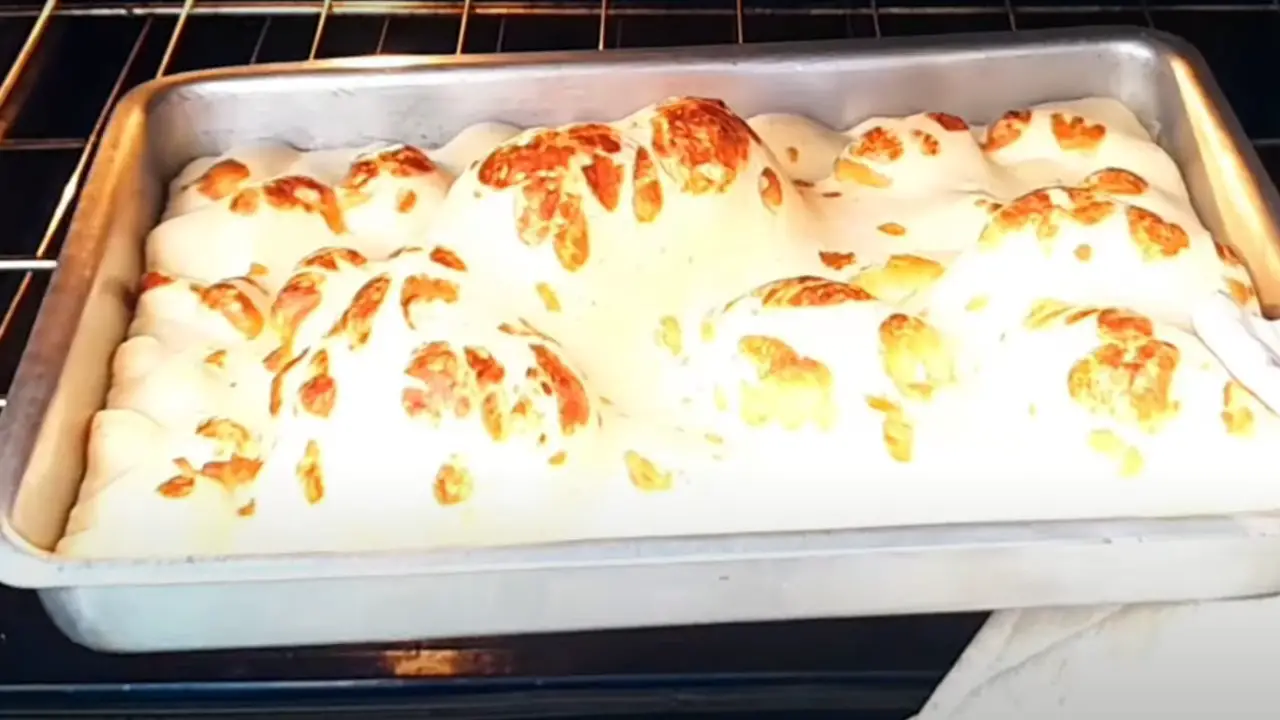 Biscoito montanha-russa com queijo crocante por fora e macio por dentro, como no interior