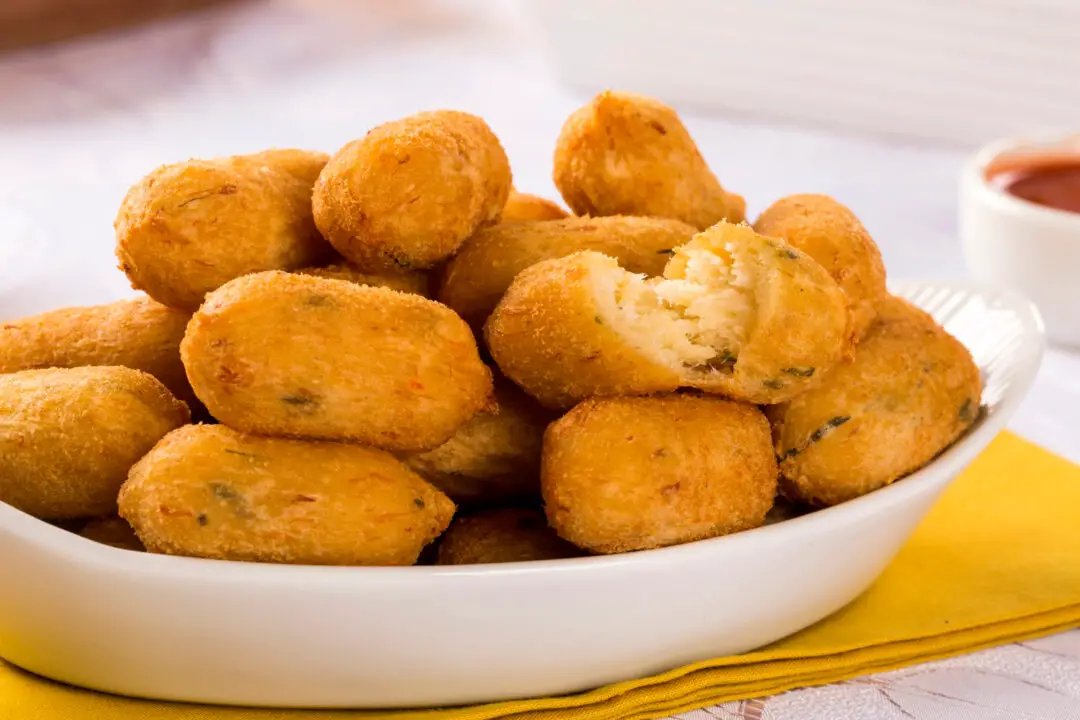 Bolinhos de mandioca fritos que lembram quitutes de vó no fim da tarde
