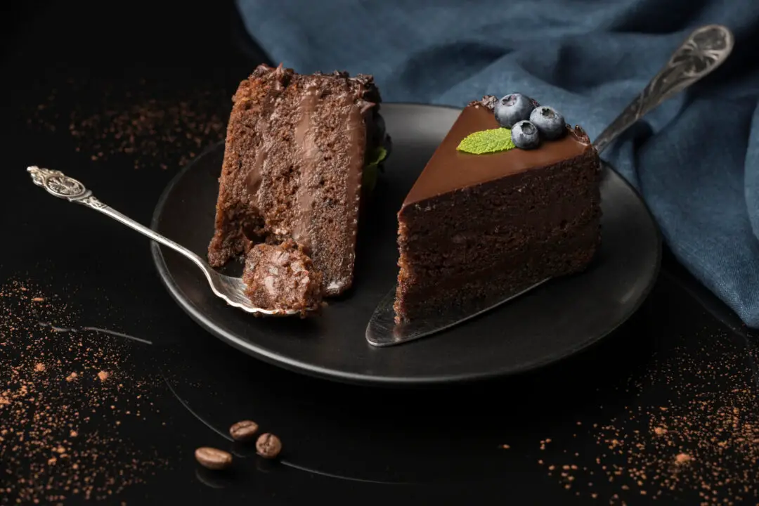 Bolo Gelado de Chocolate cremoso fácil e perfeito para servir gelado