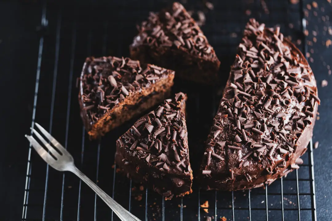 Bolo chocolate com recheio de leite condensado igual de aniversário de infância