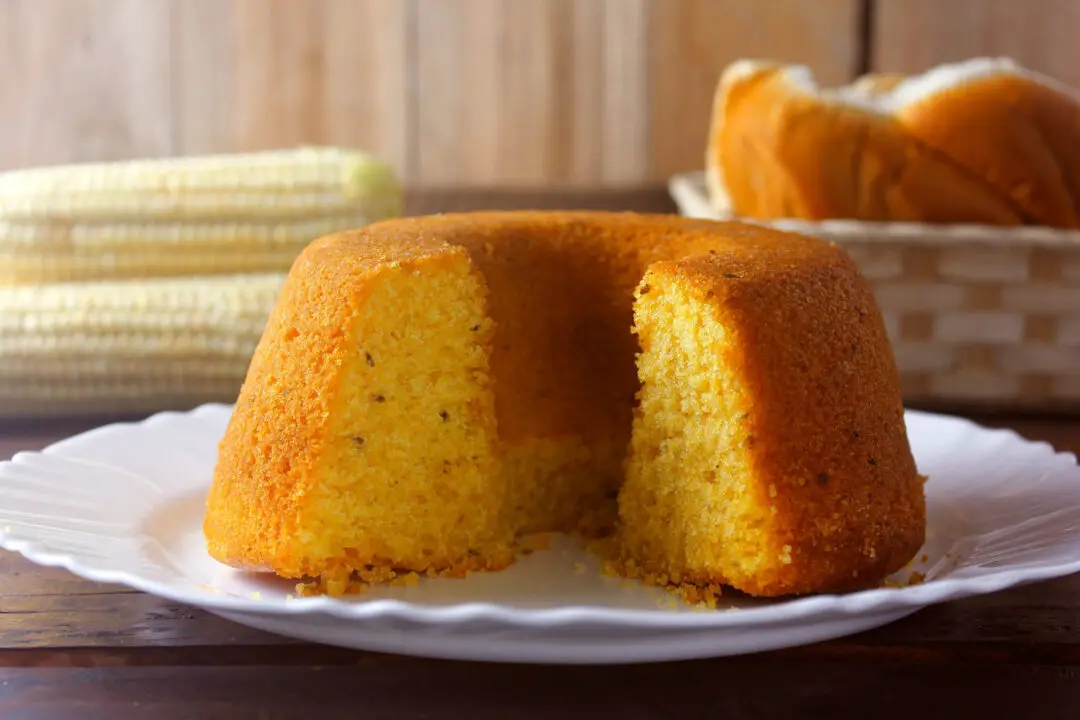 Bolo cremoso de milho de lata com sabor de roça e textura que derrete na boca