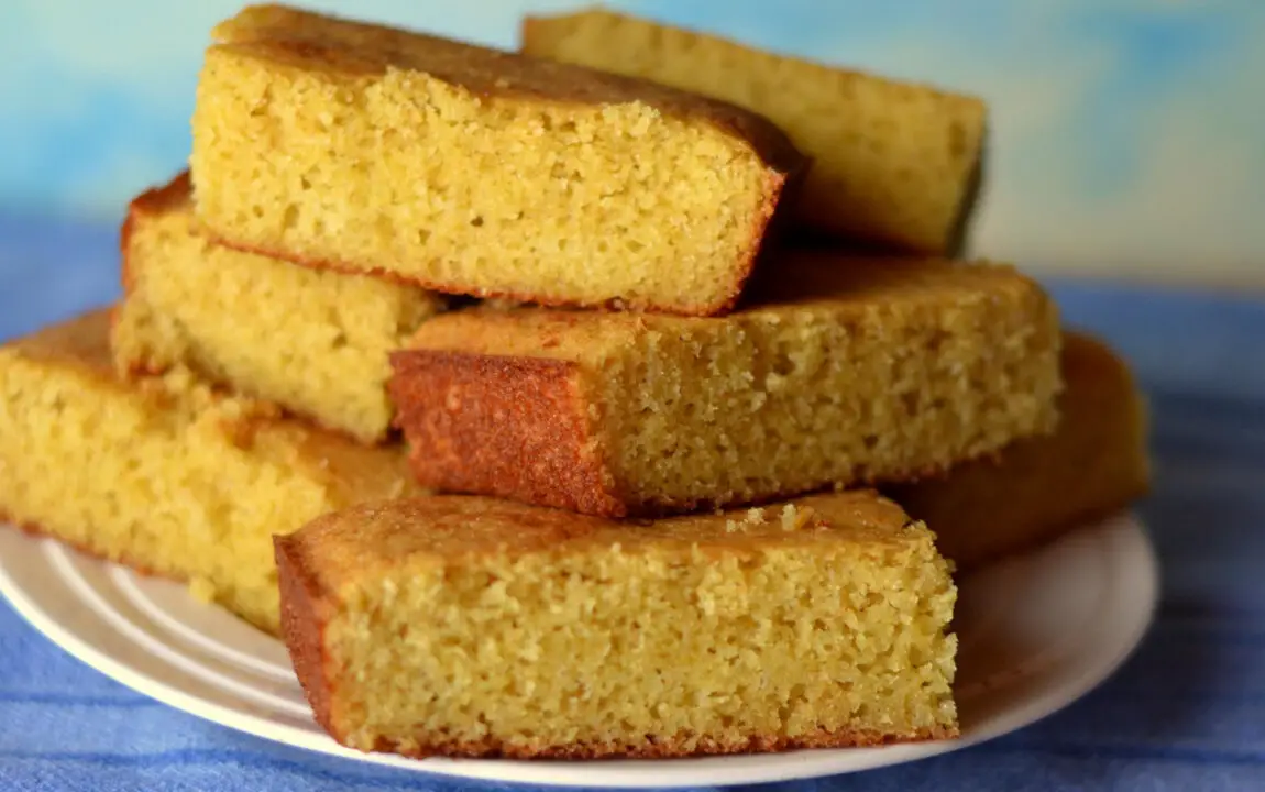 Bolo de Milho Cremoso de Lata uma Receita Rápida Econômica e Perfeita para o Café