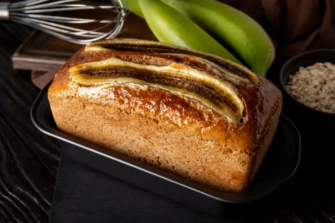 Bolo de banana com aveia 3 ingredientes que lembra lanche de tarde na casa da vó