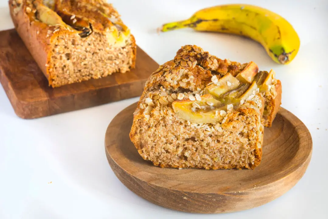 Bolo de banana com aveia 3 ingredientes que lembra o café da tarde da infância