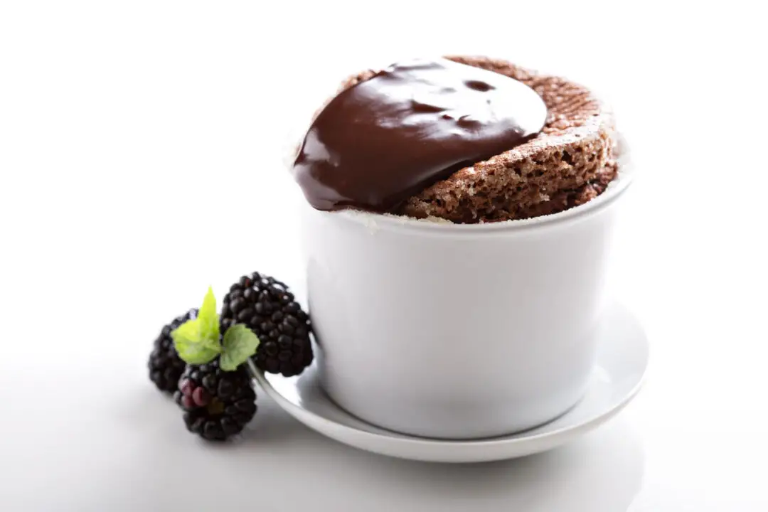 Bolo de caneca micro ondas sem ovo que salva a vontade de doce na hora