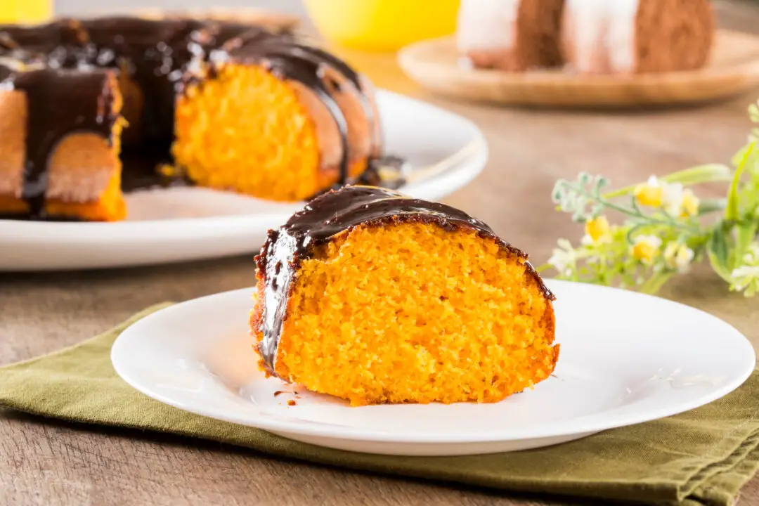 Bolo de cenoura pudim de chocolate com camadas mágicas e sabor surpreendente