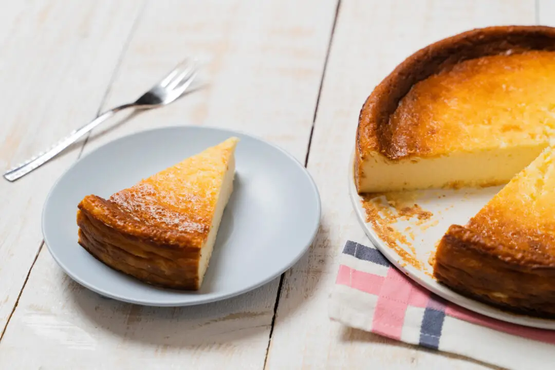 Bolo de flocos de milho com trigo que lembra festa de São João e casa de roça