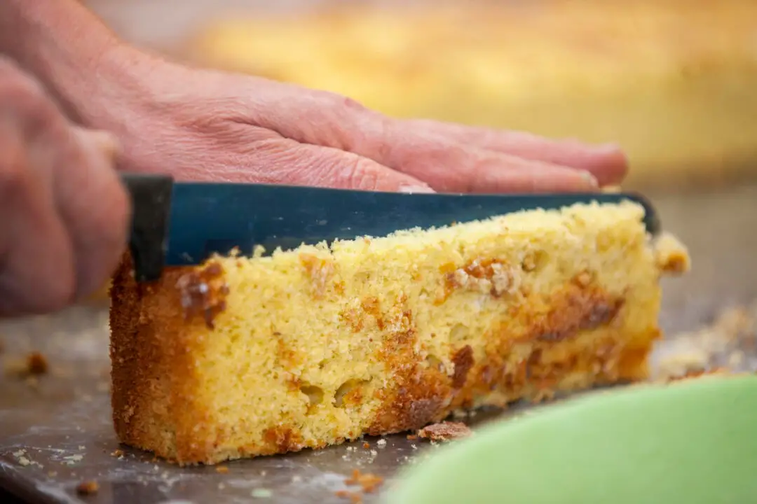 Bolo de fubá com 3 ingredientes simples e sabor de casa de vó