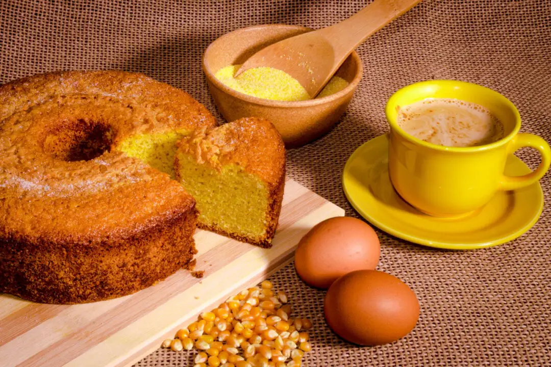 Bolo de fubá com coco fofinho, úmido e com aquele sabor irresistível de casa de vó