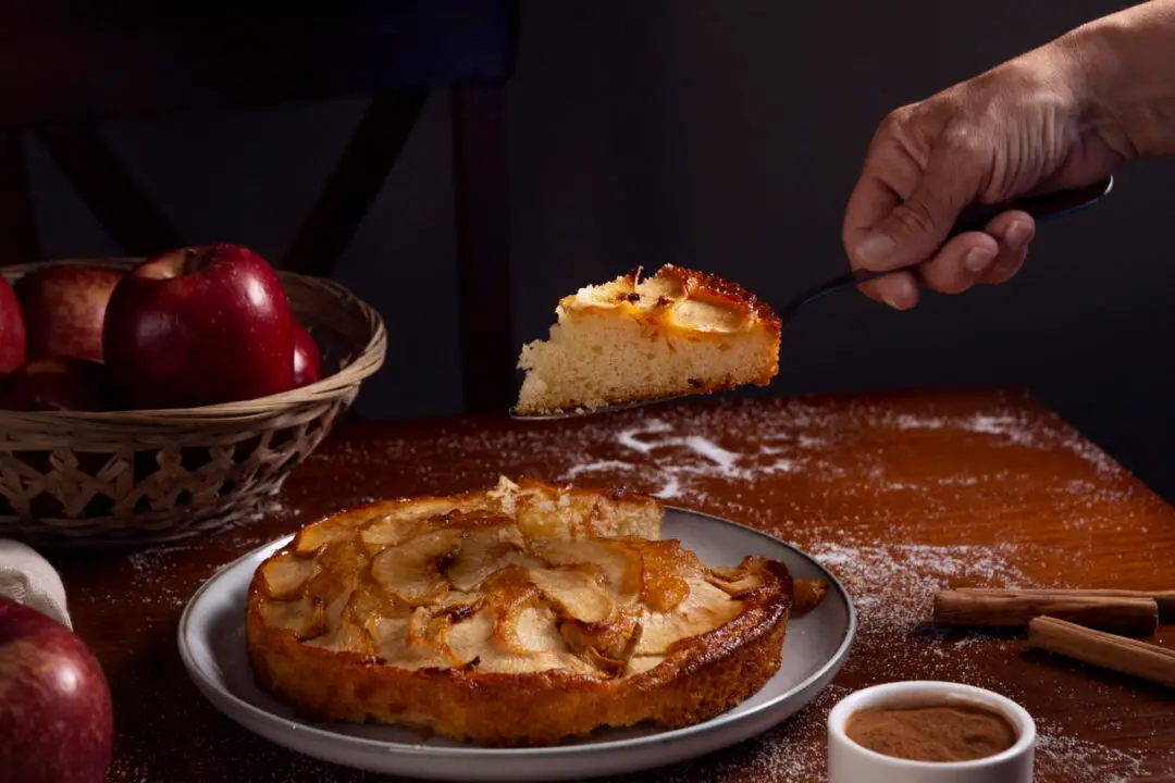 Bolo de maça fit com sabor de casa e saúde no mesmo pedaço
