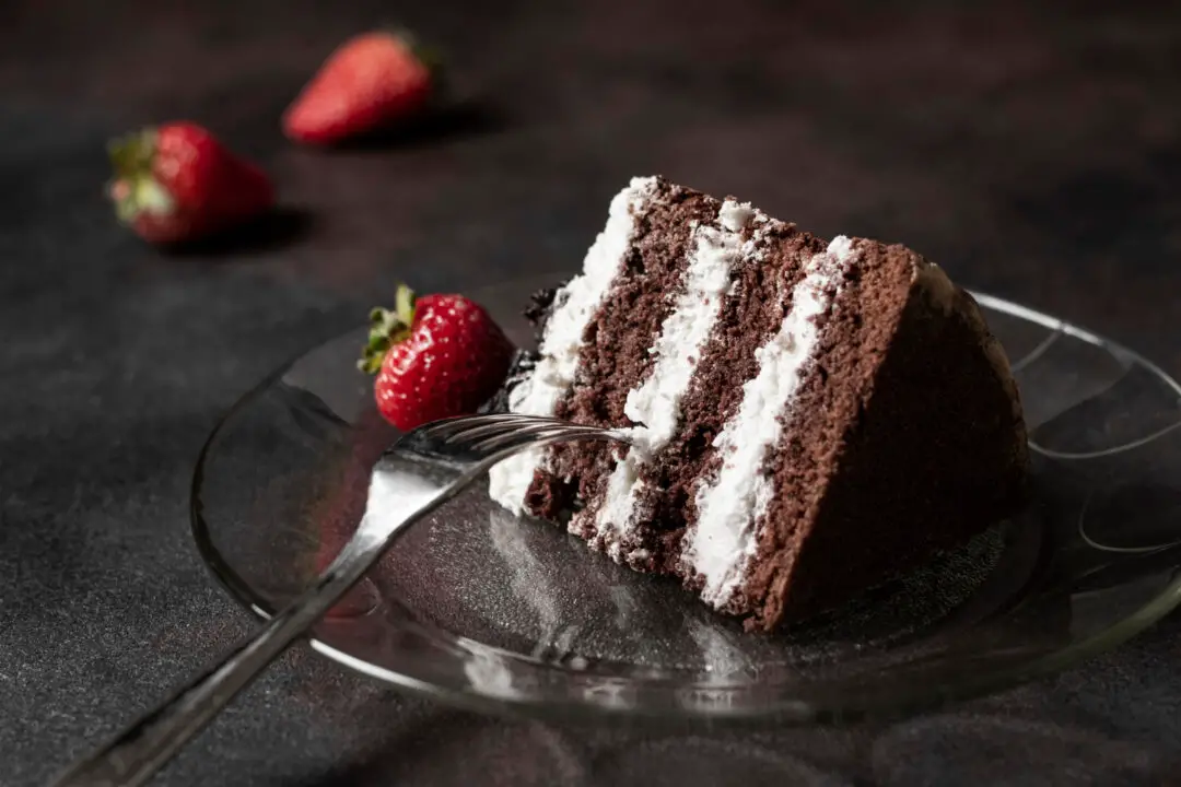 Bolo de prestigio com sabor de festa e memória doce da infância