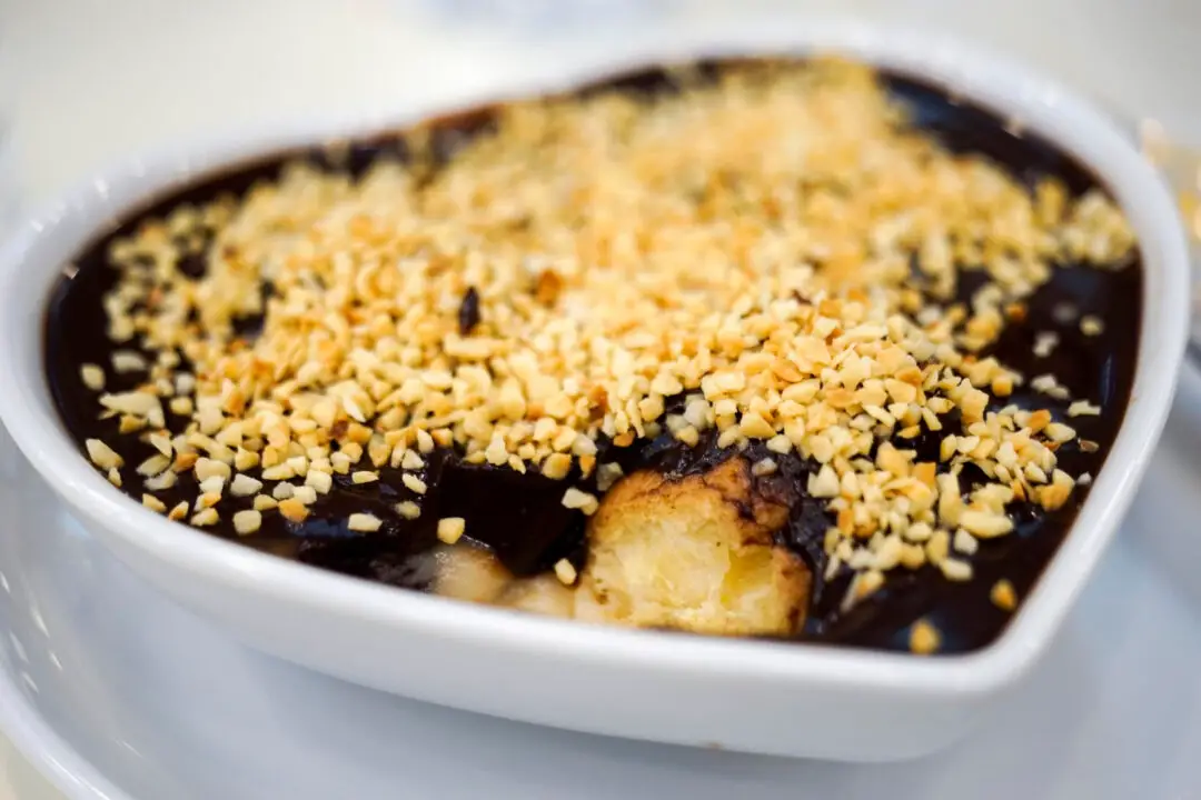 Bombom de travessa cremoso, fácil e perfeito para impressionar