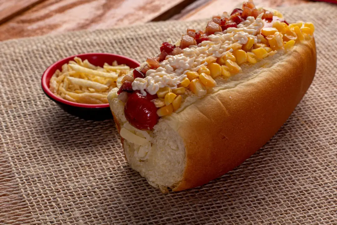 Cachorro quente completo que tem gosto de festa de aniversário