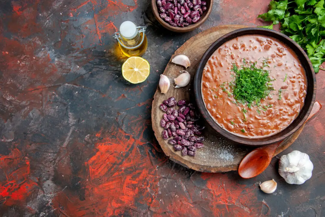 Caldo de feijão batido no liquidificador com sabor caseiro e conforto em cada colherada