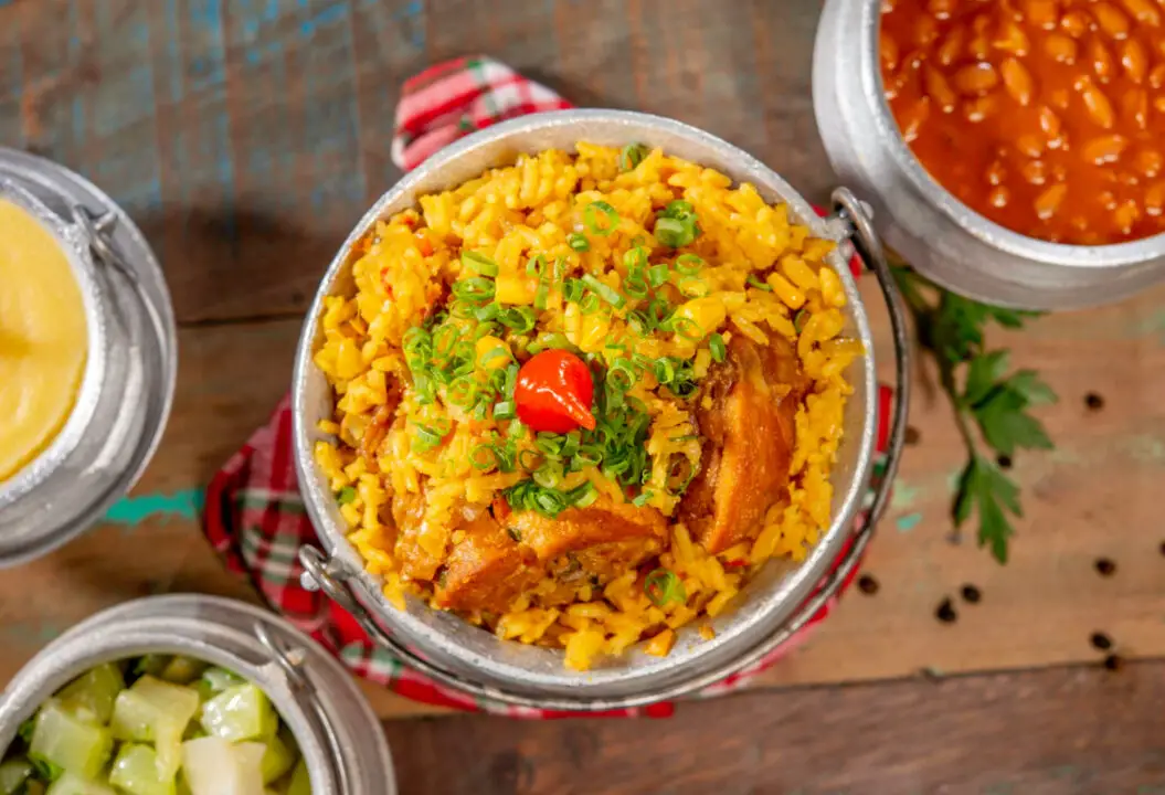 Canja de galinha com arroz caseira, reconfortante e perfeita para cuidar de quem você ama