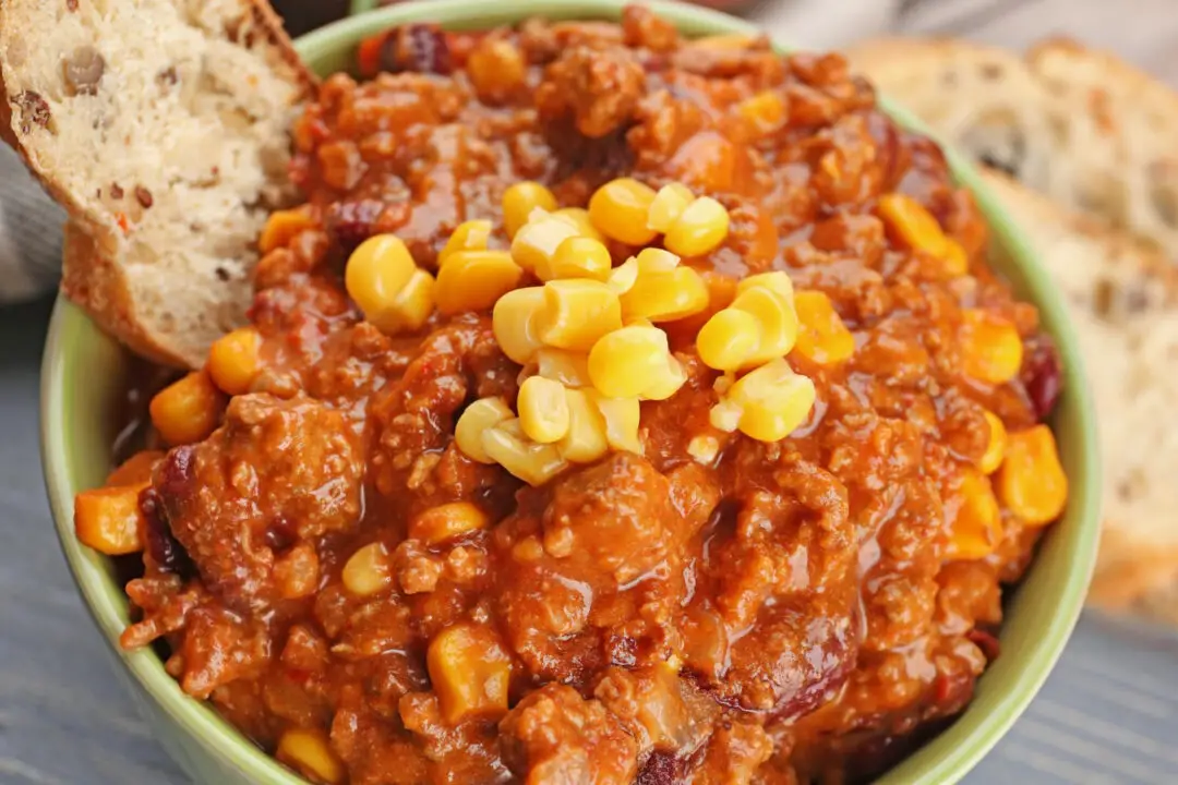 Carne moída com milho com sabor de almoço rápido e caseiro da vovó