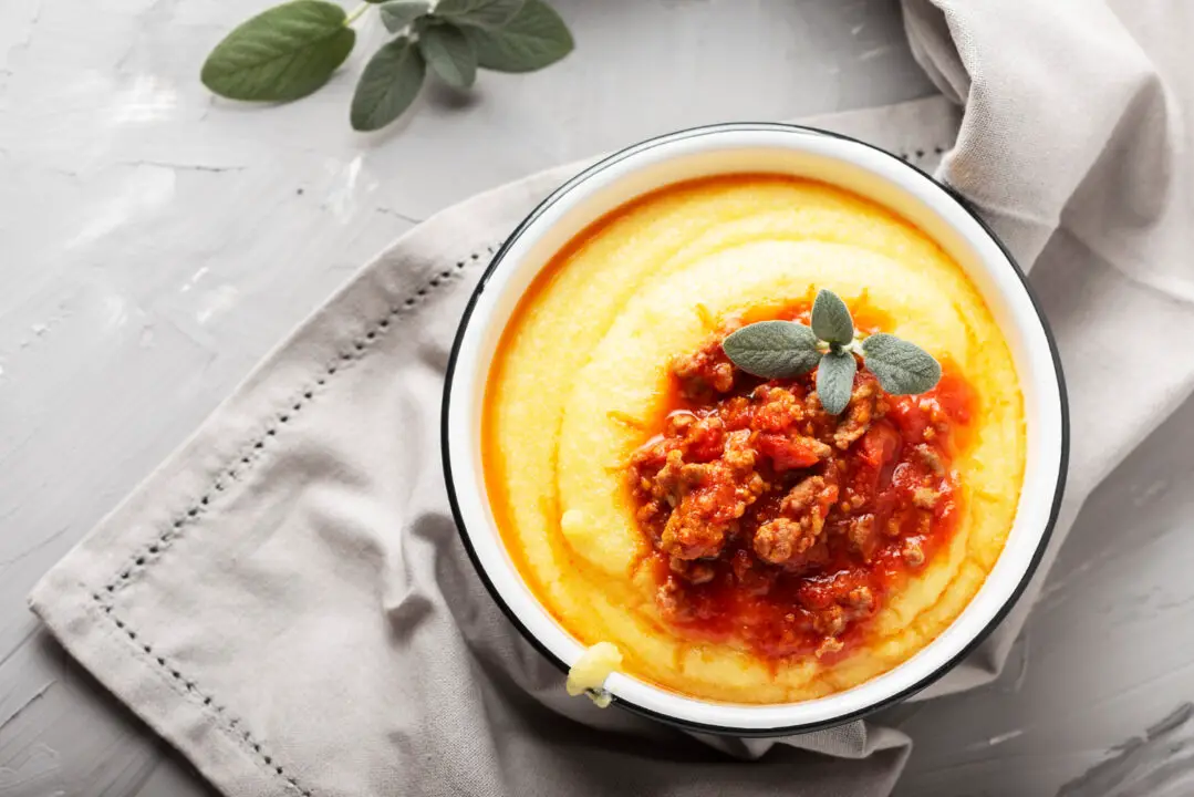 Carne moída com polenta cremosa e saborosa, perfeita para um almoço aconchegante