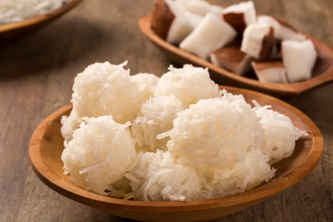 Cocada de coco fresco com sabor de infância e cheirinho de festa junina