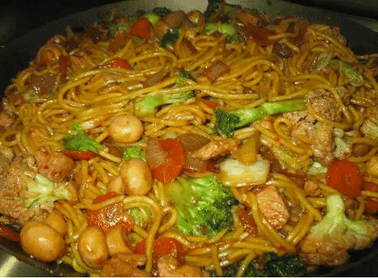 Yakisoba caseiro delicioso e muito fácil - confira