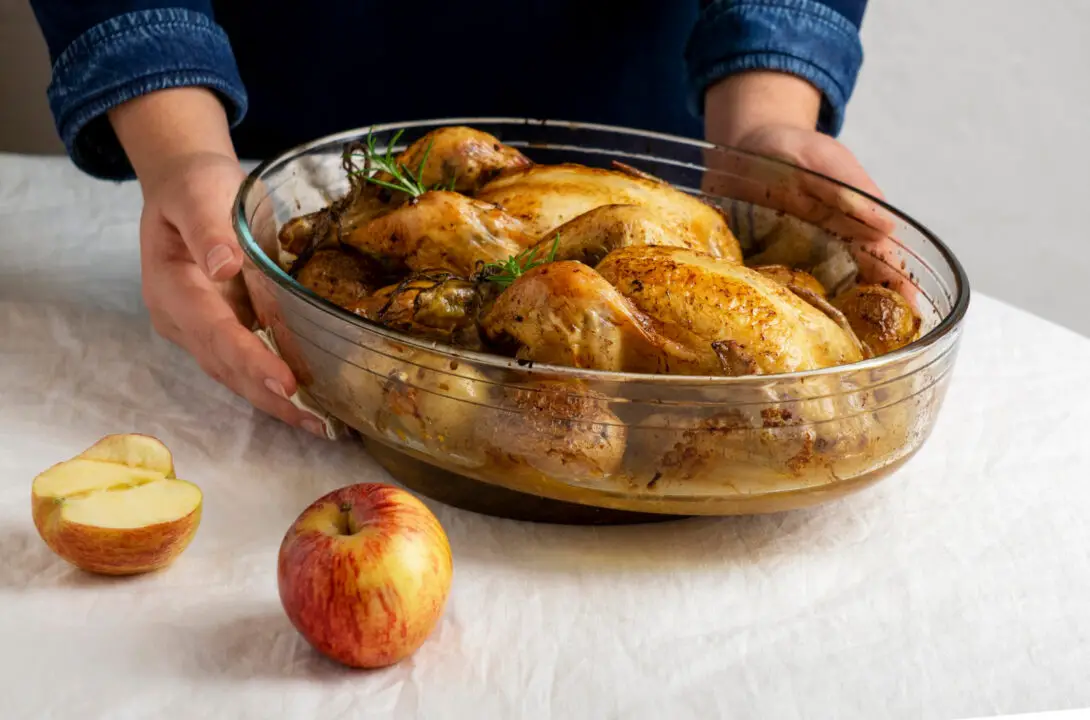 Como fazer um frango assado suculento com pele crocante e sabor irresistível