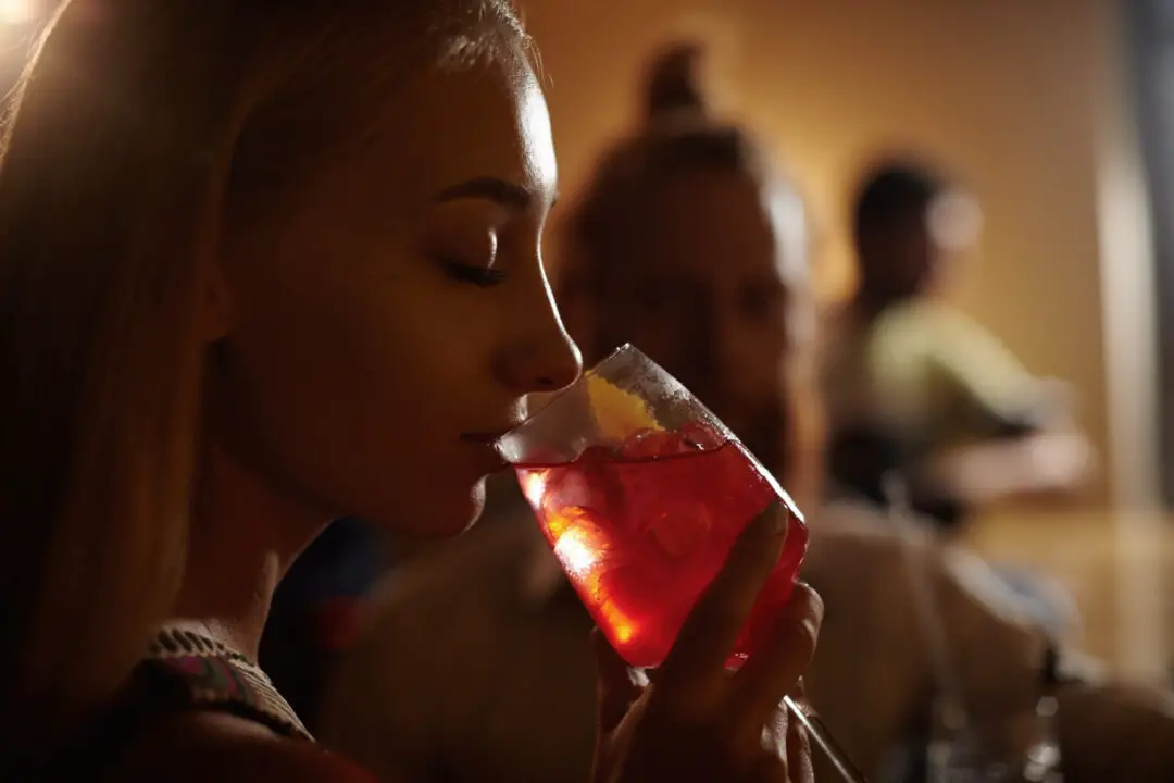 Cosmopolitan clássico com elegância, frescor e o toque sofisticado de um drink inesquecível