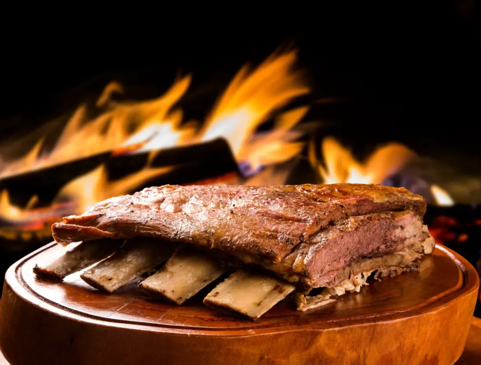 Costela assada suculenta que desmancha na boca igual à do churrasco de domingo