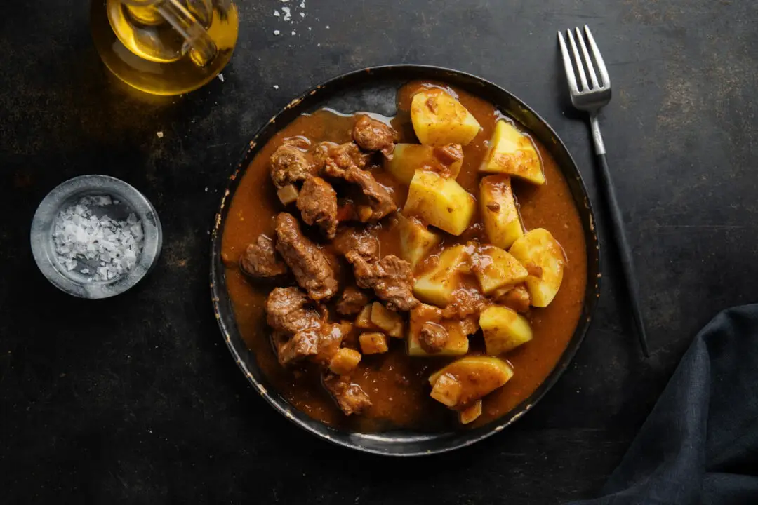 Costela com aipim na panela de pressão com sabor de comida de roça