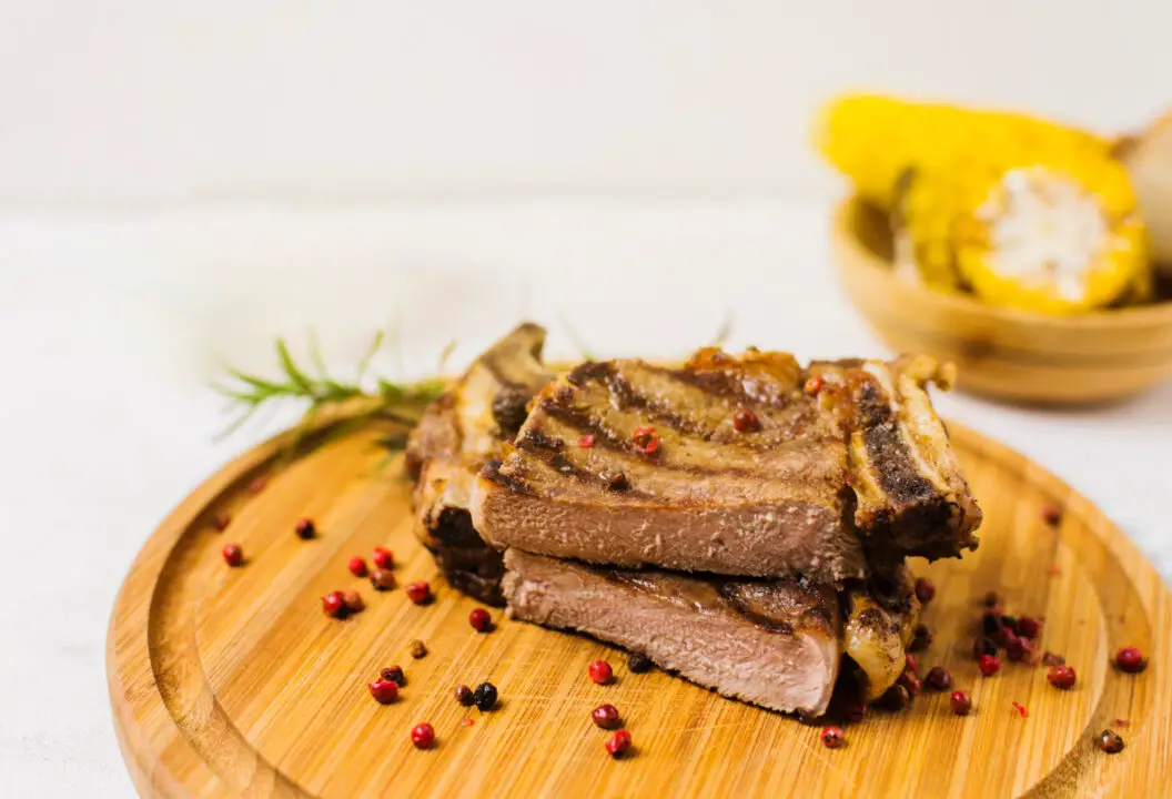 Costela de porco ao forno com batatas que derrete na boca e perfuma a casa inteira