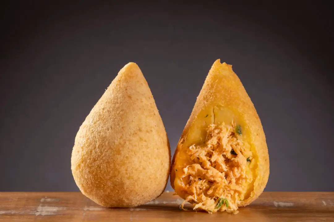 Coxinha de batata da vovó com massa macia e recheio cheio de carinho