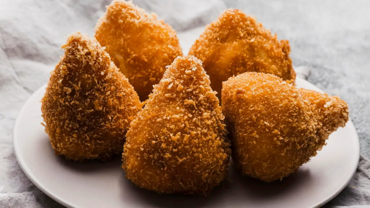 Coxinha de batata da vovó macia, dourada e cheia de sabor afetivo
