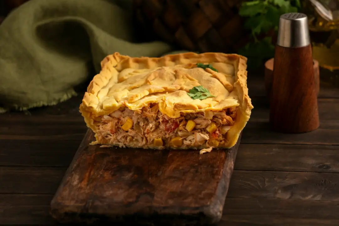 Empadão goiano tradicional, recheado e cheio de sabor do cerrado