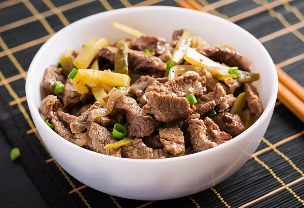 Isca de Carne acebolada macia saborosa e perfeita para petiscos ou refeições