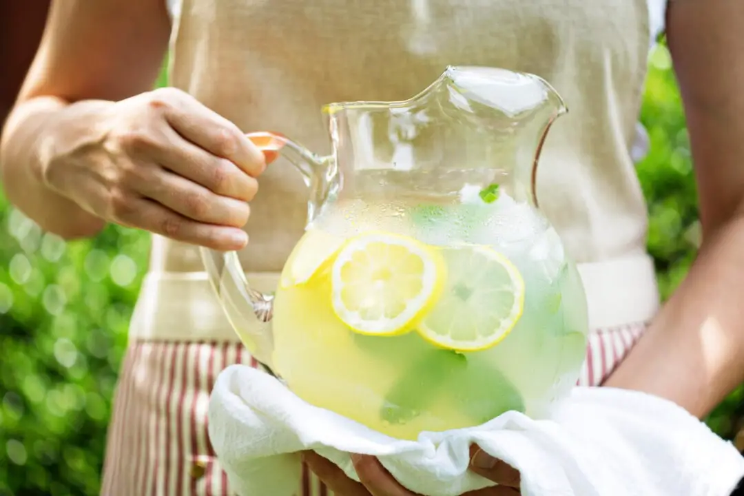 Limonada suíça geladinha com gostinho de verão e infância no quintal