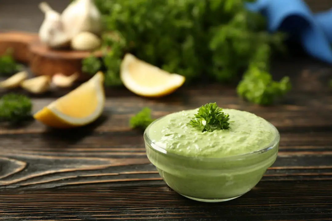 Maionese verde caseira cremosa, temperada e perfeita para carnes e lanches