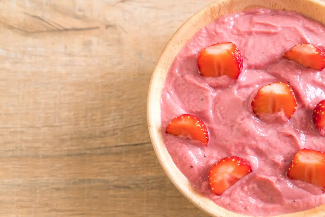 Mousse de Morango com Tang rápido cremoso e perfeito para sobremesas fáceis