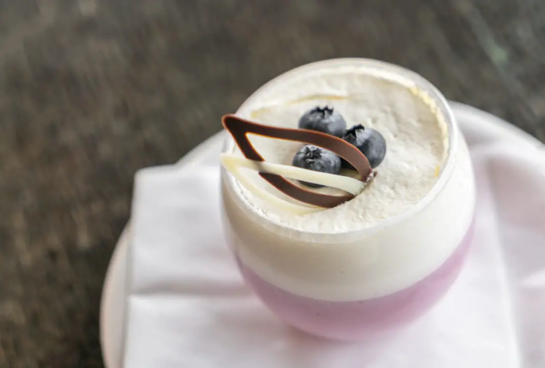 Mousse de coco cremoso com sabor suave e textura aerada
