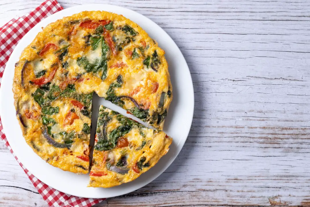 Omelete fofinha e saborosa com aquele jeitinho de café da manhã de hotel e toque caseiro
